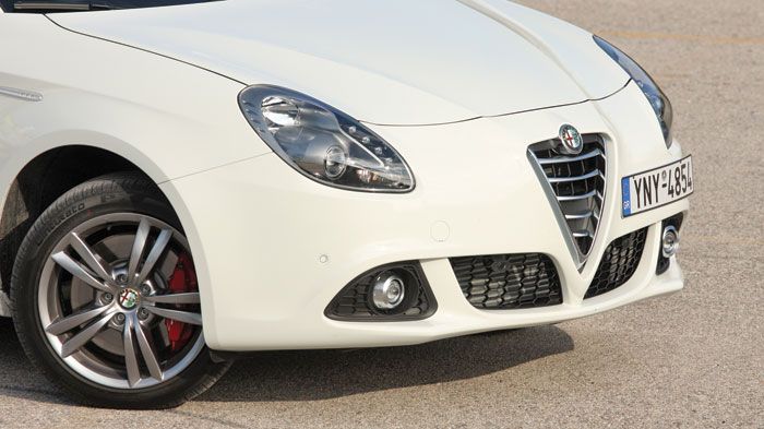 Η σχεδίαση της Giulietta συνδυάζει το ρετρό με το μοντέρνο και κλέβει τα βλέμματα με τις εντυπωσιακές λεπτομέρειές της.