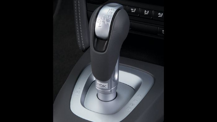 Με το κιβώτιο διπλού συμπλέκτη PDK (φωτό) η Boxster των 211 ίππων, χρειάζεται 6,1 δλ. για το 0-100 χλμ./ώρα, ενώ η τελική της ταχύτητα είναι 243 χλμ./