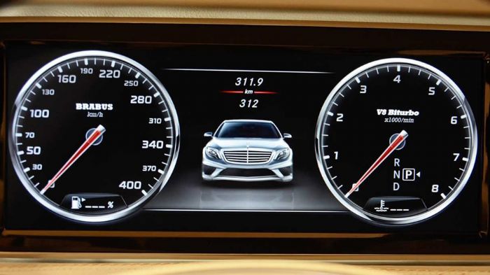 Στην καμπίνα, αφού συνηθίσεις την φανταχτερή πολυτέλεια, το μάτι σου κολλάει στο κοντέρ που έχει ενδείξεις μέχρι και τα 400 χλμ./ώρα.