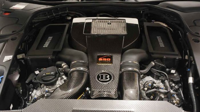 Το V8 μοτέρ των 5,5 λίτρων δεν αποδίδει 585 ίππους και 900 Nm όπως στην S63 AMG, αλλά έχει ισχύ 850 ίππων, ενώ η ροπή έχει σκαρφαλώσει μέχρι τα 1.450 