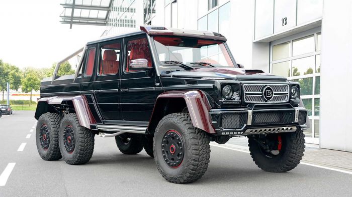 Η Brabus παρουσίασε και την Mercedes-Benz G63 AMG 6x6 με κόκκινα ανθρακονήματα, με τα carbon μέρη να απαντώνται στους θόλους των τροχών, στο καπό και 