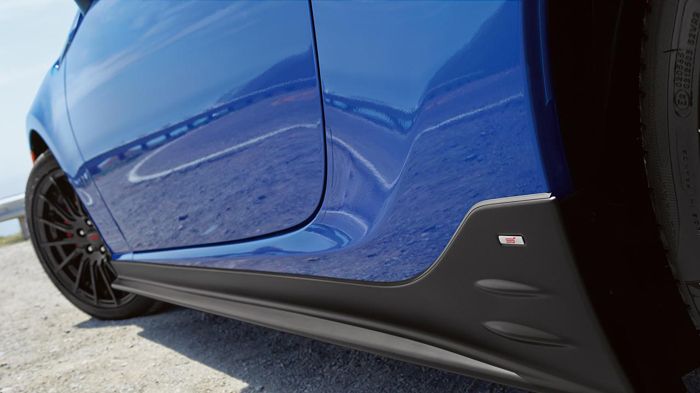 Τα περιμετρικά μαύρα spoiler του STI, σύμφωνα με την Subaru, έριξαν τον συντελεστή οπισθέλκουσας αεροδυναμικής από το 0.28 στο 0.27.