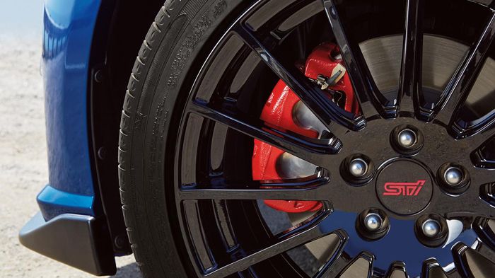 Το BRZ Series.Blue εξοπλίζεται με μαύρους τροχούς 17 ιντσών με το λογότυπο του STI, οι οποίοι διαθέτουν φρένα με κόκκινες δαγκάνες.