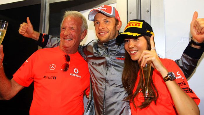Ο John Button αποτελούσε τη «ζωή» του paddock στη Formula 1, ενώ ακολουθούσε σε όλους τους αγώνες -στους οποίους έπαιρνε μέρος ο Jenson Button- από το