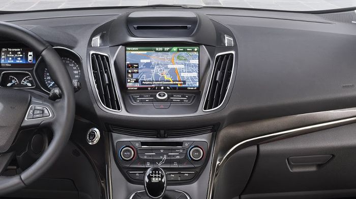 Η κεντρική κονσόλα έχει απλουστευθεί προς όφελος της εργονομίας, καθώς πλέον υπάρχουν λιγότερα κουμπιά και διακόπτες. Τοποθετήθηκε νέα οθόνη αφής 8 ιν