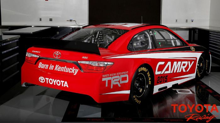 Η Toyota Racing, σε συνεργασία με την Calty Design, το NASCAR και τους συνεργάτες των αγωνιστικών ομάδων της, έφτιαξε ένα αγωνιστικό όχημα που μοιάζει