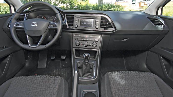 Στο ποιοτικό εσωτερικό του SEAT Leon 1,4 TGI, μόνο οι ενδείξεις για το φυσικό αέριο στον πίνακα οργάνων και την κεντρική οθόνη, διαφοροποιούν την έκδο