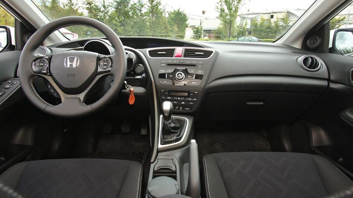 Εσωτερικά, το Honda Civic Tourer διατηρεί το μοντέρνο και άκρως ποιοτικό χαρακτήρα του 5θυρου Civic.