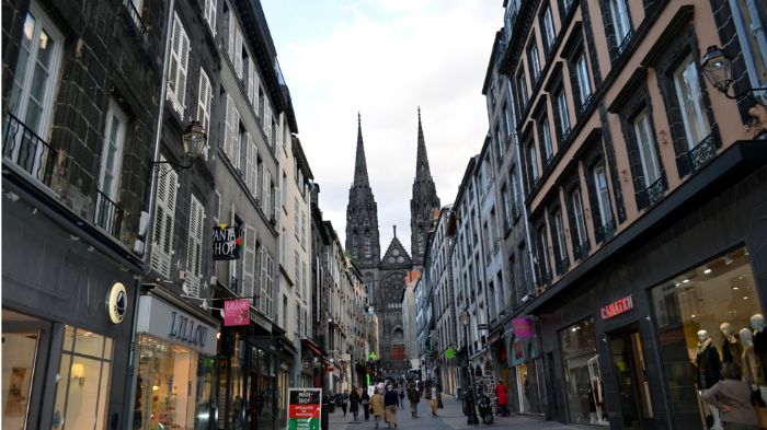 Στο Κλερμόν-Φεράν, παγκόσμια έδρα της Michelin, δεσπόζει ο επιβλητικός καθεδρικός ναός Notre Dame de l` Assomption.