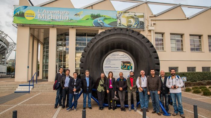 Η ελληνική δημοσιογραφική αποστολή μπροστά από το μεγαλύτερο ελαστικό του κόσμου, το κοσμεί με την παρουσία του της είσοδο του μουσείου Michelin Adven