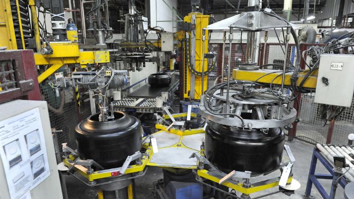 Στο εργοστάσιο της Michelin στο Cataroux κατασκευάζονται κυρίως τα ελαστικά υψηλών επιδόσεων και τα αγωνιστικά Michelin. Η ετήσια παραγωγή δεν υπερβαί