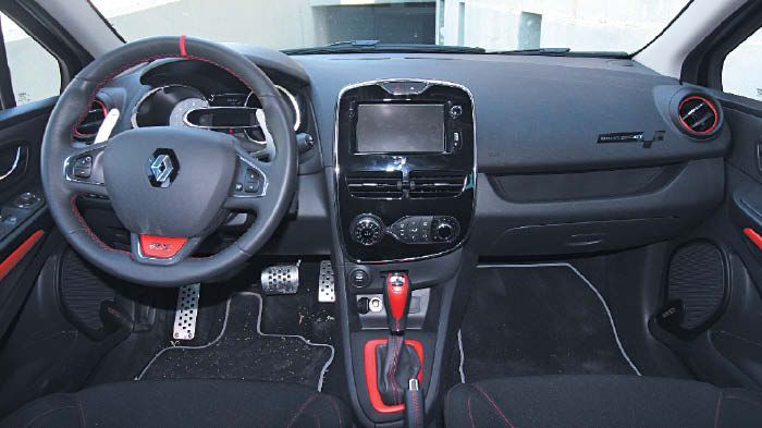 Στο εσωτερικό του R.S. ξεχωρίζουν οι κόκκινες ραφές και επενδύσεις, όπως και τα μπάκετ δερμάτινα καθίσματα.	