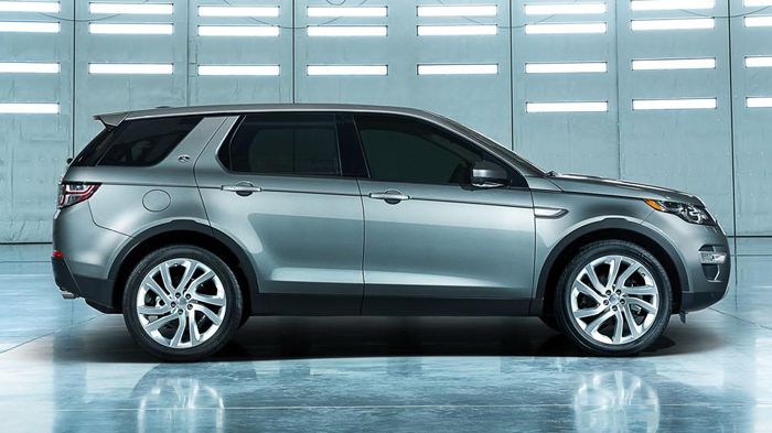 Το νέο Discovery Sport είναι μακρύτερο, κοντύτερο και στενότερο από το Freelander που αντικαθιστά, ενώ αντλεί εμφανώς την σχεδιαστική του έμπνευση από