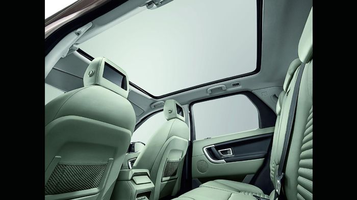 Προεξάρχον χαρακτηριστικό του εσωτερικού του νέου μοντέλου της Land Rover αποτελεί και η ευμεγέθης γυάλινη πανοραμική οροφή του.