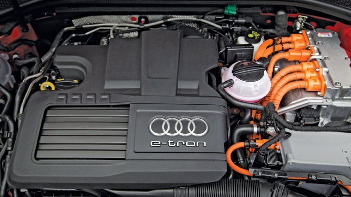 Ο 1.400άρης TFSI των 150 ίππων και 250 Nm, συνεργάζεται με έναν δισκοειδή ηλεκτρικό κινητήρα 102 ίππων και 330 Nm, με τη συνδυαστική απόδοση να είναι 