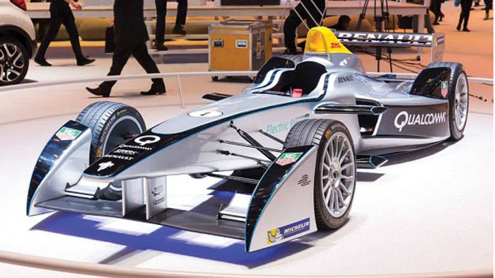 Στο περίπτερο της Renault παρουσιάστηκε σε περίοπτη θέση το, ήδη δοκιμασμένο σε διαδρομές 1000 και πλέον χιλιομέτρων, μονοθέσιο Spark-Renault SRT_01 F