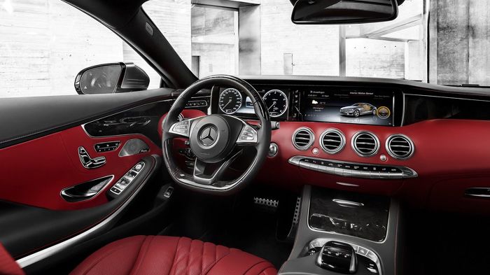 Στο εσωτερικό του νέου μοντέλου παρατηρούμε  ένα επανασχεδιασμένο τιμόνι και την κατάργηση του αναλογικού ρολογιού.