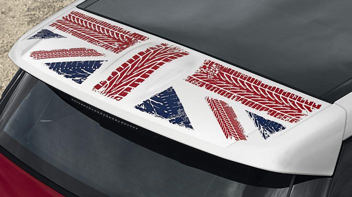 Η οροφή είναι σε απόχρωση Fuji White, όπως και οι ζάντες των 20 ιντσών, ενώ το αμάξωμα «κοσμούν» λευκές ρίγες, αλλά και η βρετανική σημαία στους καθρέ