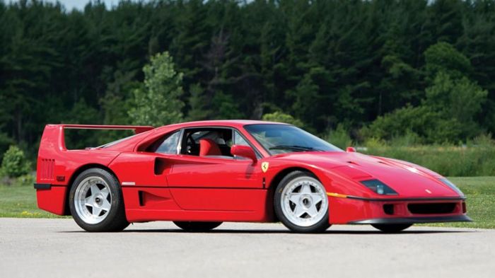Η κόκκινη Ferrari F40 που κάποτε ανήκε στον rock star Rod Stewart είναι αψεγάδιαστη μηχανικά, καθώς έχει διανύσει λιγότερα από 12.700 χλμ. Αναμένεται
