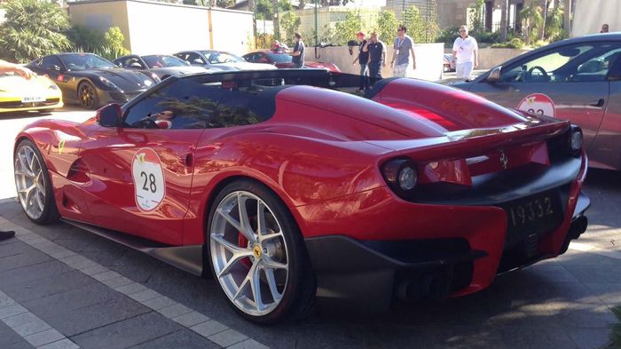 Η Ferrari F12 TRS, φτάνει από στάση στα 100 χλμ./ώρα σε 3,1 δλ., στα 200 χλμ./ώρα σε 8,5 δλ., ενώ έχει τελική ταχύτητα 340 χλμ./ώρα.