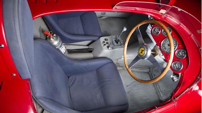 Ο άξονας της Ferrari 375-Plus αποτελεί «δάνειο» από την Formula One, ενώ το ελαφρύ κόκκινο αμάξωμα έχει γίνει δια χειρός Pininfarina.