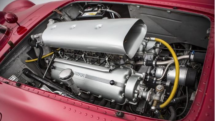 Η έκδοση convertible αποτελεί βασικά μια πιο ισχυρή εκδοχή της «κανονικής» Ferrari 375 και φέρει ένα V12 μοτέρ 4,9 λτ. απόδοσης 330 ίππων.	