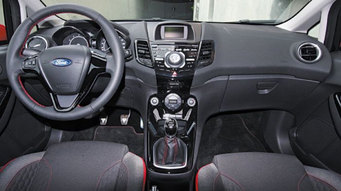 H καμπίνα του Ford Fiesta Black Edition σε γενικές γραμμές δεν ξεφεύγει από την λογική των υπόλοιπων Fiesta. Προεξάρχον χαρακτηριστικό είναι τα σπορ κ