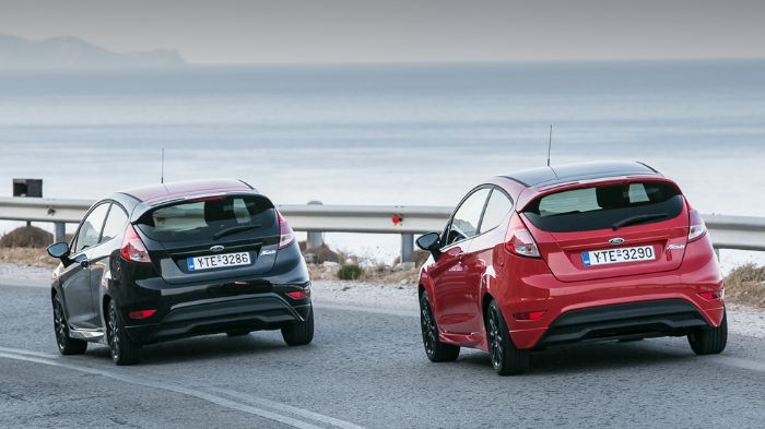 Τα δίχρωμα μοντέλα διατίθενται σε έκδοση Race Red, με οροφή και λεπτομέρειες σε gloss black και σε έκδοση Panther Black, με οροφή και λεπτομέρειες σε 