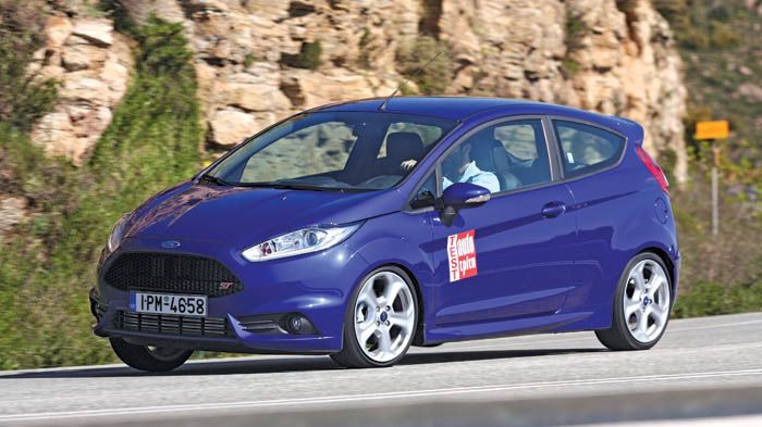Σφιχτή ανάρτηση, κοφτερό τιμόνι, μεγάλα περιθώρια πρόσφυσης και δυνατότητα να παίξεις με την ουρά, τα χαρακτηριστικά του Ford Fiesta ST στο δρόμο. Ο ο