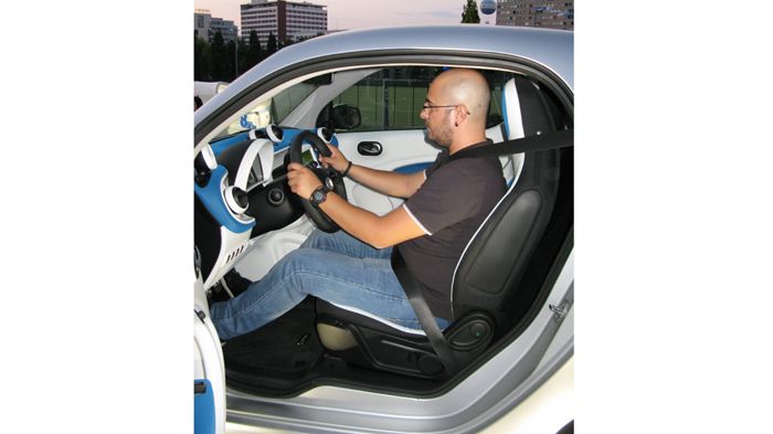 Οι εμπρός επιβάτες του Fortwo διαθέτουν αρκετό χώρο και σίγουρα δεν θα νιώσουν κλειστοφοβικά (στη φωτό ο συνάδελφος Γιώργος Μούζος).
