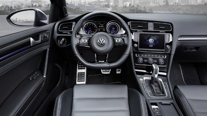 Στο εσωτερικό έχει τοποθετηθεί κρυφός μπλε φωτισμός, αυτόματος κλιματισμός και σύστημα infotainment με οθόνη στην κεντρική κονσόλα. Προαιρετικά διατίθ