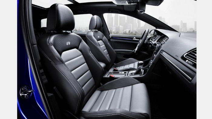 Στο εσωτερικό, υπάρχουν σπορ καθίσματα με συνδυασμό υφάσματος και Alcantara.