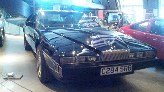  Στην έκθεση Made By Hellas βρίσκεται και μία Aston Martin Lagonda, διότι η εταιρεία εκείνη την περίοδο βρισκόταν υπό τη διοίκηση του Έλληνα εφοπλιστή