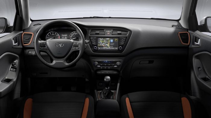 Παρόλη τη μείωση του ύψους κατά 25 χλστ., η Hyundai «υπόσχεται» πως ο αέρας για τα κεφάλια παρέμεινε αναλλοίωτος, ενώ το πορτμπαγκάζ μεγάλωσε κατά 10 