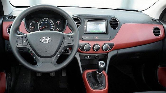 Στο εσωτερικό, επελέγη το κόκκινο χρώμα, ενώ τοποθετήθηκαν μερικώς δερμάτινα καθίσματα.