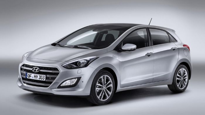 Σε ό,τι αφορά στις «κανονικές» εκδόσεις του i30, η αισθητική ανανέωση είναι κάπως ήπια και συνοψίζεται στην επανασχεδιασμένη εξαγωνική μάσκα, στους νέ