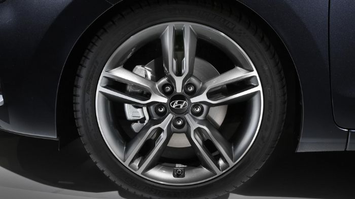 Οι τροχοί των 18 ιντσών διαθέτουν μπροστά αεριζόμενους δίσκους 300 χλστ., ενώ πίσω υπάρχουν συμπαγείς με διάμετρο 284 χλστ.