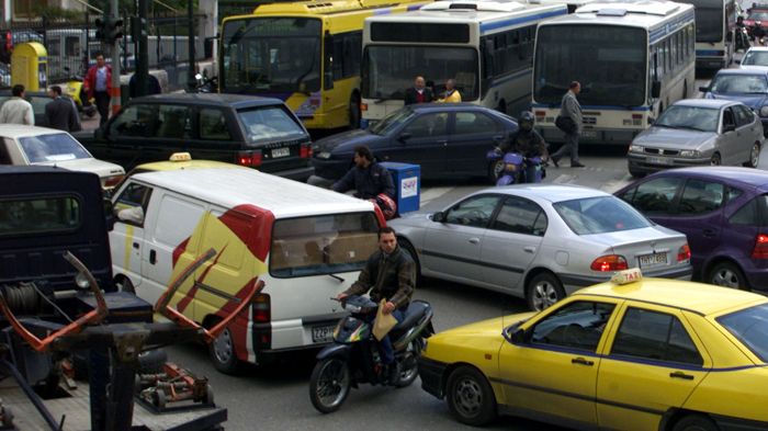 Πως βλέπετε τα μηχανάκια στο δρόμο, ή αν οδηγείτε μοτοσικλέτα, πως βλέπετε τα αυτοκίνητα γύρω σας; Υπάρχει άμιλλα ή ανταγωνισμός; Τι λέτε;