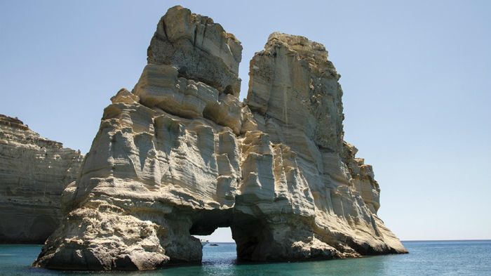 Ξεκινώντας από το λιμάνι της Μήλου φτάνουμε στο Σαρακήνικο, με τα σμιλεμένα ολόλευκα βράχια και το εκτυφλωτικό τοπίο. 