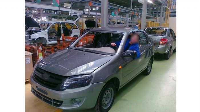 Με 10.520 πωλήσεις το Νοέμβριο, το Lada Granta έχασε την πρώτη θέση στη Ρωσία από το Kia Rio (10.834). Πάντως παραμένει με διαφορά το best seller της 