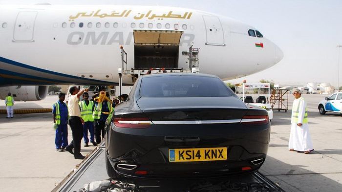 Η Aston Martin Lagonda μεταφέρεται αεροπορικώς στο Ομάν, προκειμένου να υποβληθεί σε δοκιμές εξέλιξης.