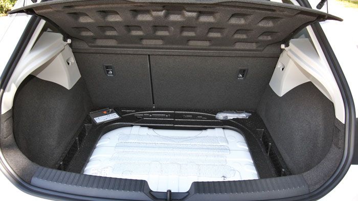 Οι δεξαμενές του φυσικού αερίου έχουν χωρητικότητα 15 λίτρα και τοποθετούνται κάτω από το δάπεδο του πορτ-μπαγκάζ, κλέβοντας ωστόσο 105 λτ. ωφέλιμου ό