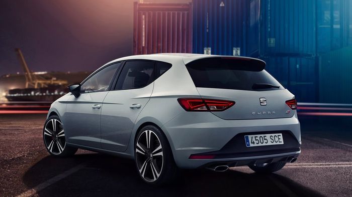 Στο πίσω μέρος αναμφίβολα θα τραβήξει την προσοχή σας ο διαχύτης, από τον οποίο δεξιά κι αριστερά ξεπροβάλλουν οι οβάλ απολήξεις του συστήματος εξαγωγ