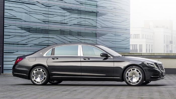 Σε σχέση με την «κανονική» S-Class, το μήκος της έκδοσης Maybach αυξήθηκε κατά 200 χλστ., φτάνοντας στα 5.453. Οι πίσω πόρτες κόντυναν κατά 66 χλστ., 