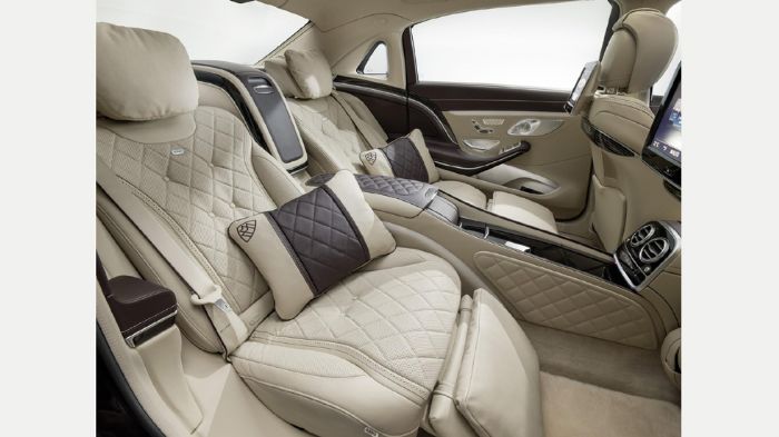 Όλη η «ουσία» του οχήματος, φυσικά, βρίσκεται στο εσωτερικό του, όπου οι πίσω δύο επιβάτες κάθονται σε αναπαυτικές πολυθρόνες με άπειρες ρυθμίσεις ανά