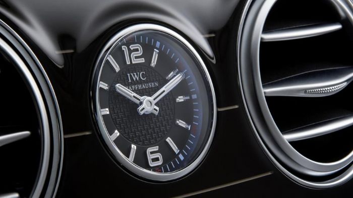 Η χλιδή είναι πανταχού παρούσα και εκδηλώνεται στην παραμικρή λεπτομέρεια της καμπίνας, όπως το πανάκριβο αναλογικό ρολόι της περίφημης ελβετικής εται