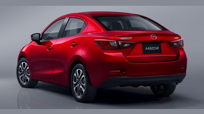 Το Mazda2 Sedan δείχνει στιβαρό και συμπαγές, με τον τρίτο όγκο να έχει προσαρτηθεί αρμονικά στο αμάξωμα. Η γραμμή της οροφής σβήνει όμορφα στο πίσω τ