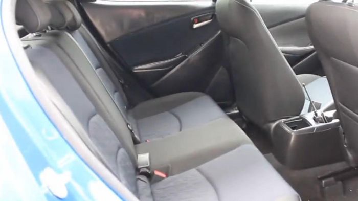 Η αύξηση του μεταξονίου κατά 80 χλστ. (2.570 χλστ.) έχει ευνοήσει σημαντικά την εσωτερική ευρυχωρία, ενώ το πίσω κάθισμα δείχνει ικανό να φιλοξενήσει 