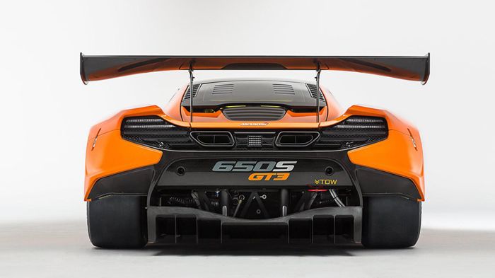 Η McLaren 650S GT3 διαθέτει ένα «επιθετικό» body kit από ανθρακονήματα και μεγαλύτερες εισαγωγές αέρα, ενώ από carbon είναι φτιαγμένα και η σταθερή πί