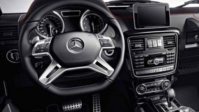Η ειδική έκδοση G-Class 35 Edition εξοπλίζεται με ένα εσωτερικό σε μαύρο δέρμα, με καθίσματα επενδυμένα δέρμα Nappa και τιμόνι της AMG Performance.